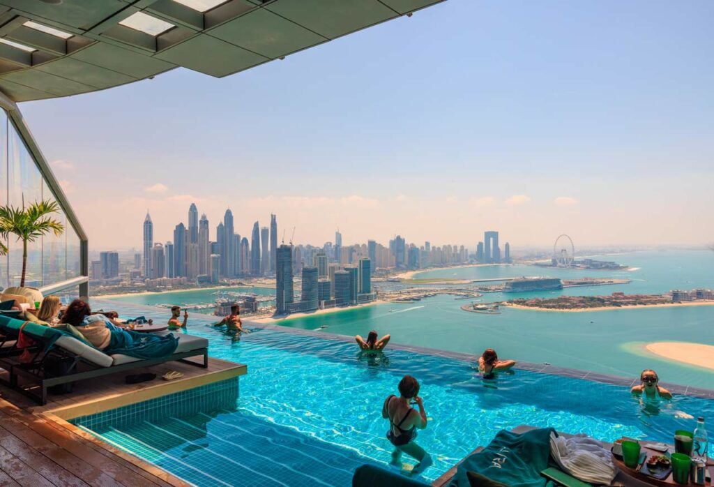 AURA Skypool Dubai piscine debordement Palm